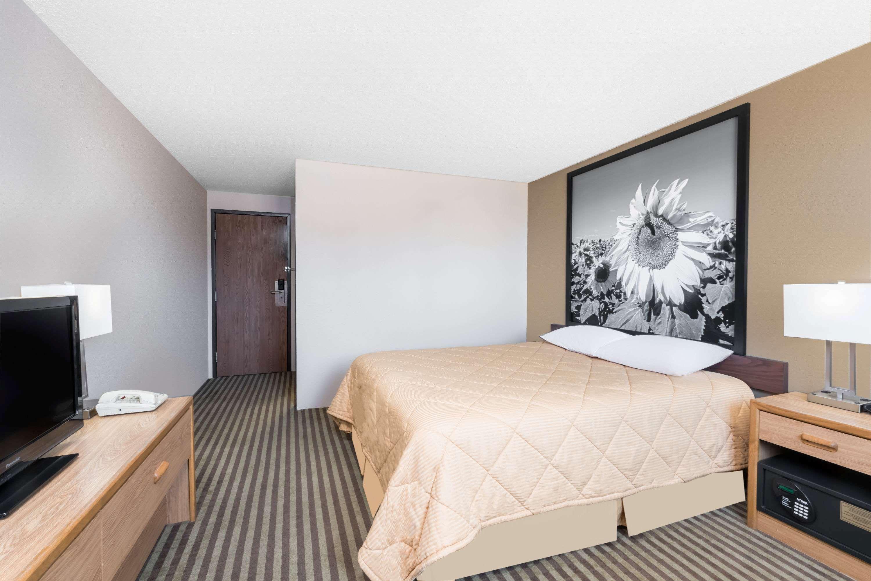 Super 8 By Wyndham Bowman Hotel Buitenkant foto