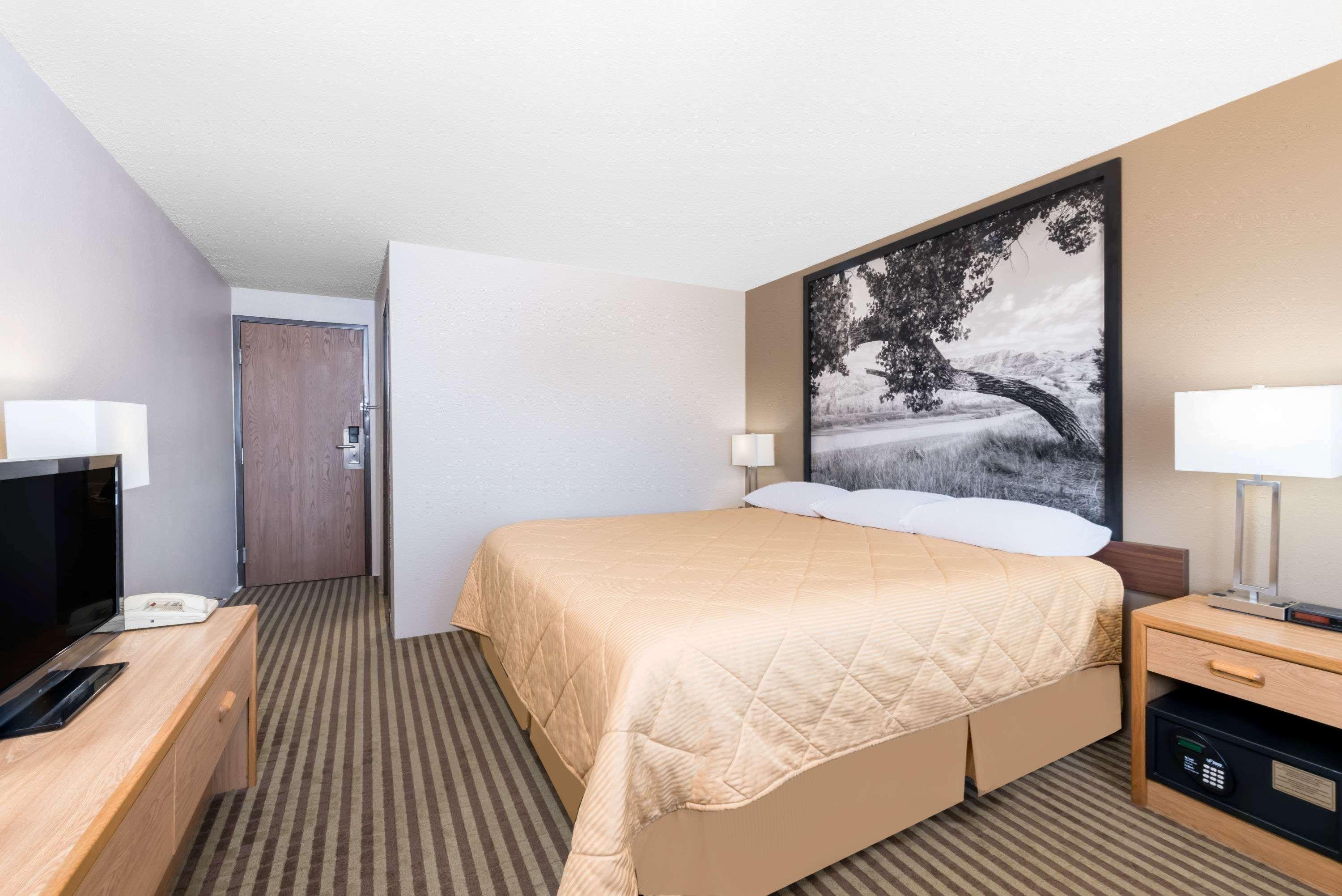 Super 8 By Wyndham Bowman Hotel Buitenkant foto