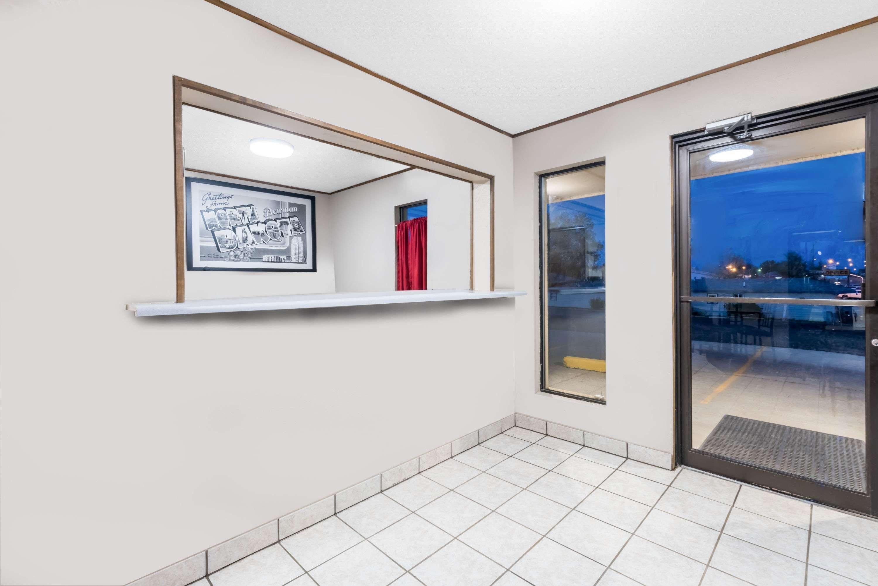 Super 8 By Wyndham Bowman Hotel Buitenkant foto