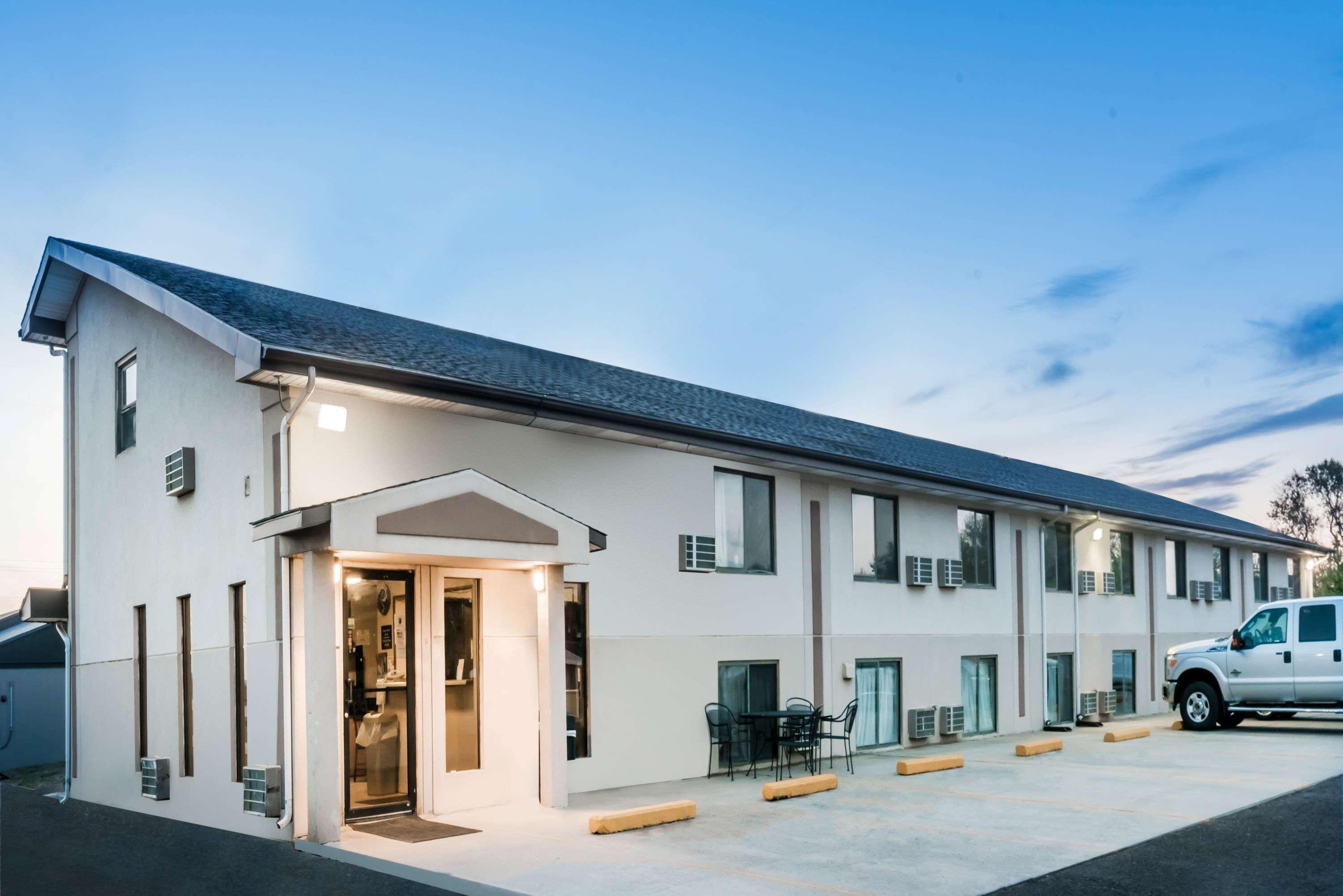 Super 8 By Wyndham Bowman Hotel Buitenkant foto