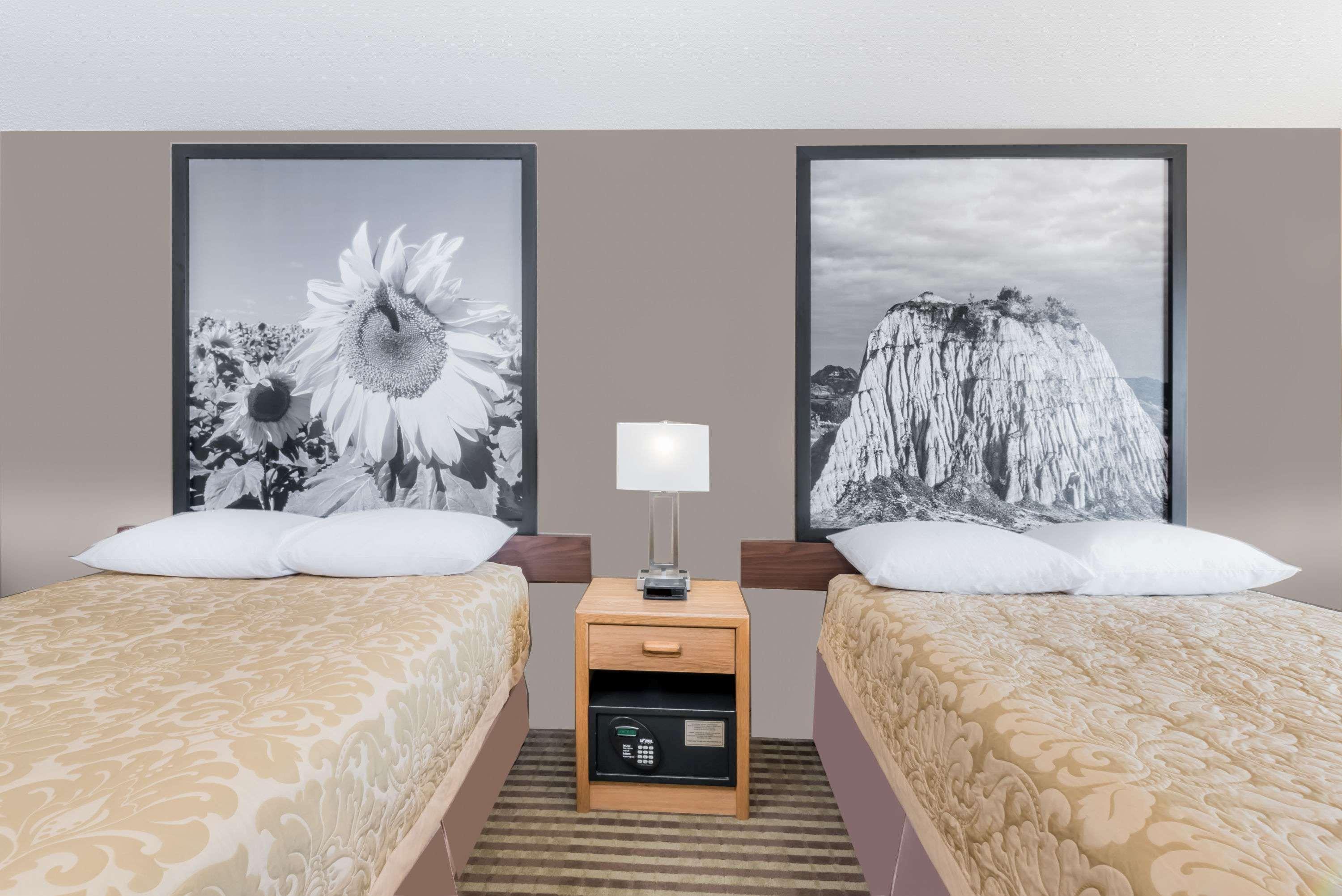 Super 8 By Wyndham Bowman Hotel Buitenkant foto